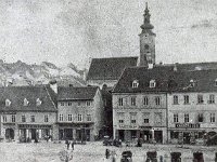 Trg bana Jelačića 1865. godine. Sjeverna strana. Do 1860. godine bio je na sjevernoj strani Jelačićeva trga stalno namješten niz drvenih mesnica i postolarskih radionica.jpg